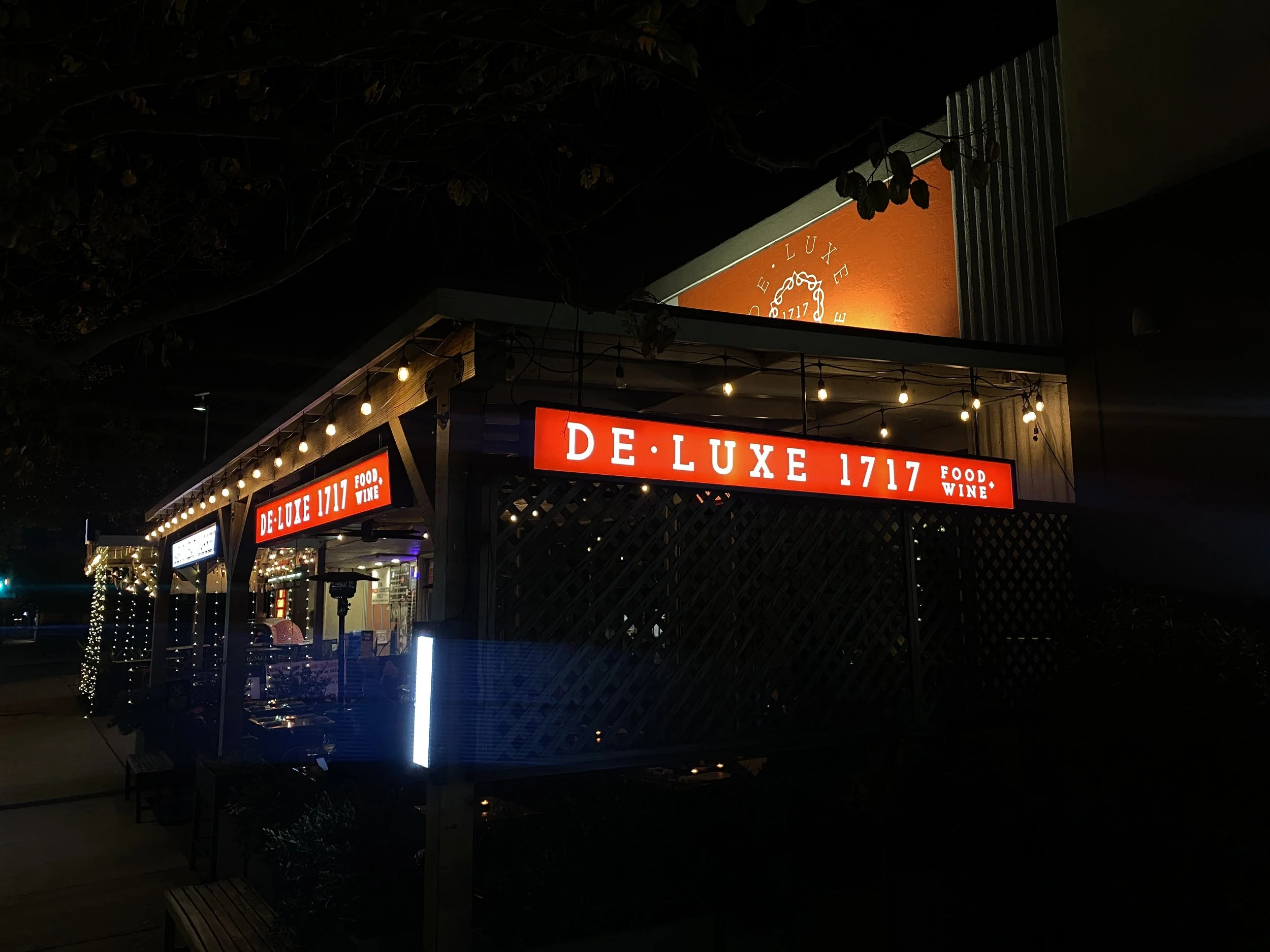 Deluxe 1717 venue