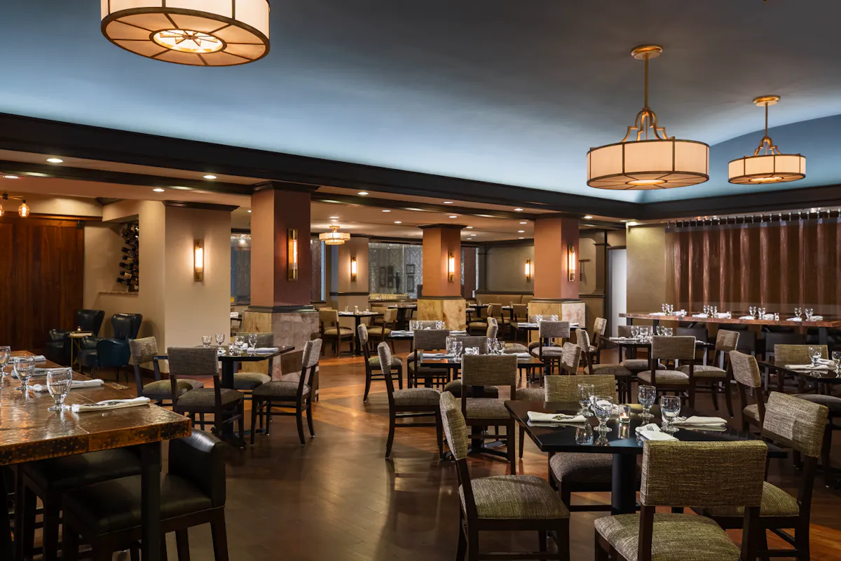 Scopri Restaurant at Revelry Room Bar & Kitchen