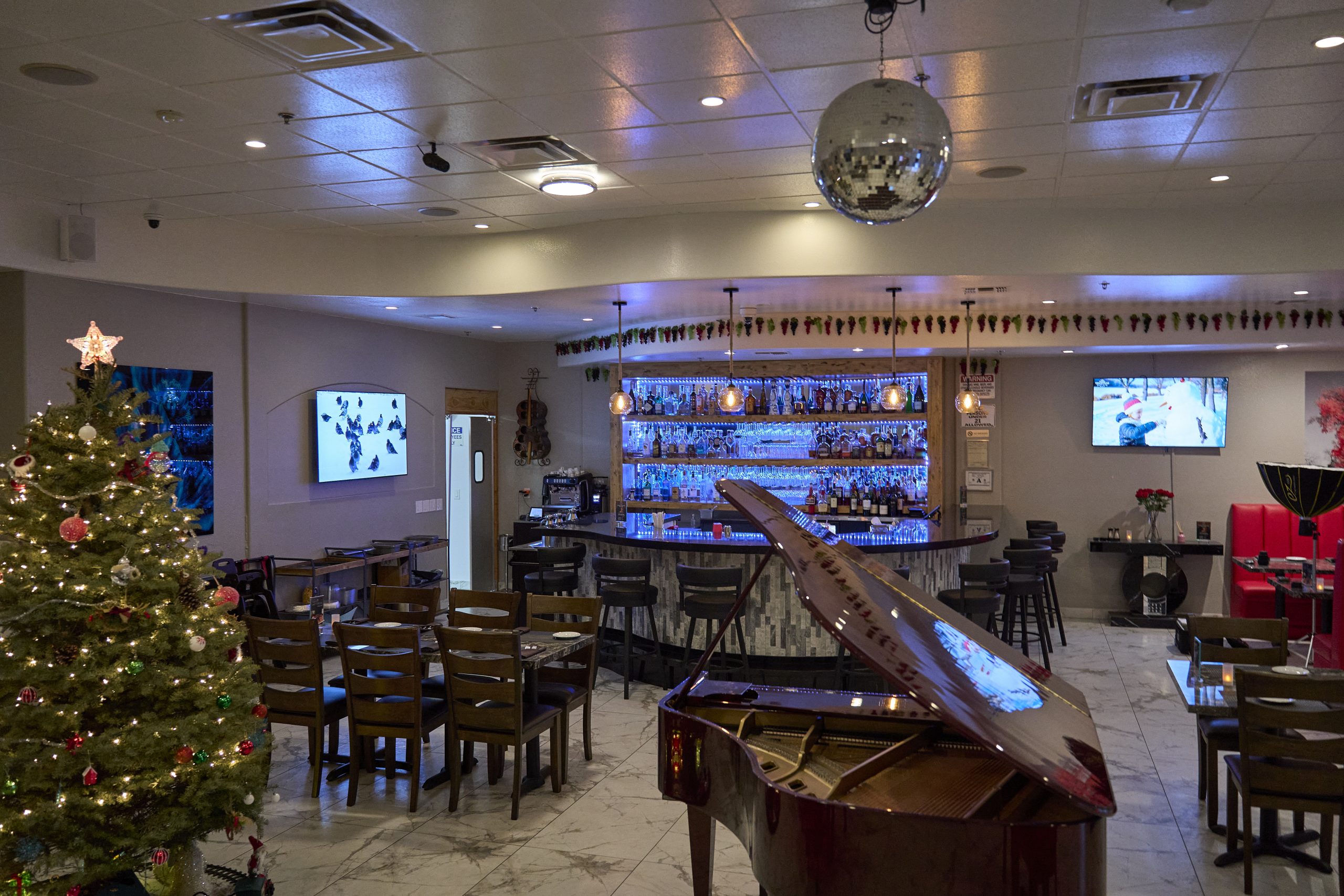 Main Dining room at Le Sorelle Restaurant & Lounge