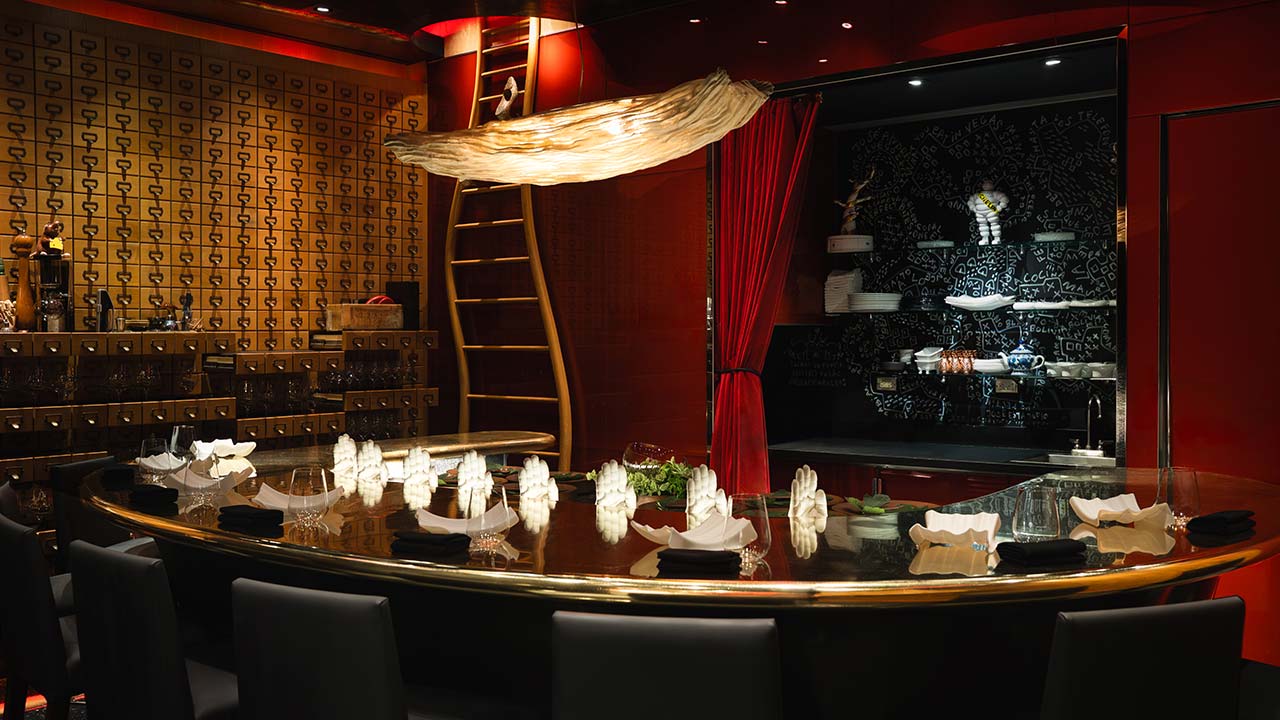 private room adjacent to Jaleo's bustling bar at é by José Andrés