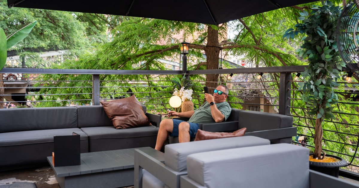 On The Bend Oyster Bar and Cigar Lounge private dining 3