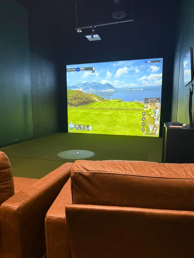 Private TrackMan bays at Chip Shots