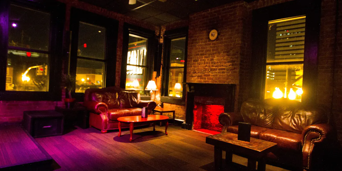 Upstairz Lounge at Pearlz Oyster Bar