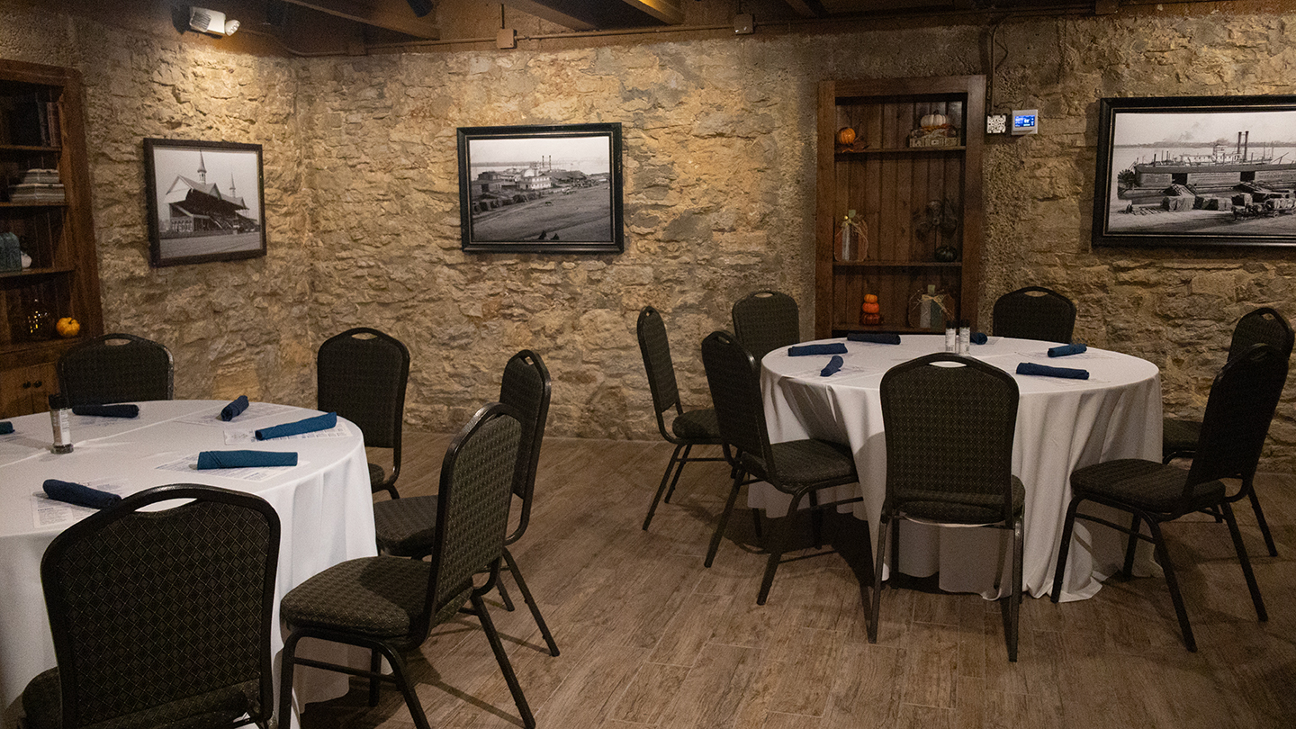 Captain's Quarters Riverside Grille private dining 5